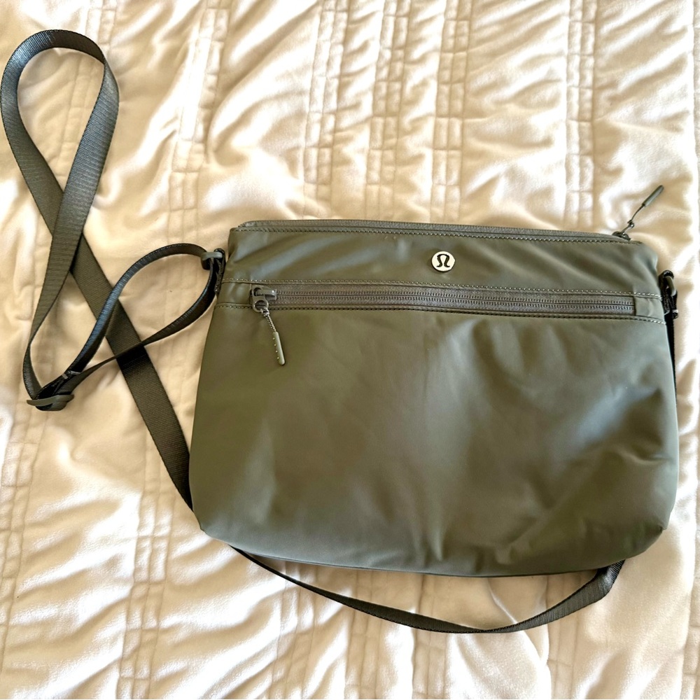 Lululemon Olive Green Festival purse- like new- never used